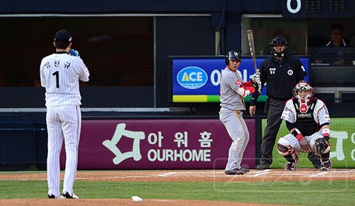 포수 리드의 세계는 무궁무진하다. 볼 배합도 리드의 일부이며, 그 시발점은 투수에게 사인을 내는 것이다. LG 포수 정상호가 투수 임찬규에게 사인을 내는 장면. 스포츠동아 DB