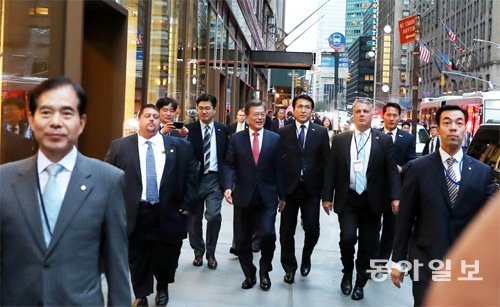 맨해튼 교통체증 탓에… 자동차 대신 도보로 이동하는 文대통령 18일(현지 시간) 유엔총회 참석차 미국 
뉴욕을 방문 중인 문재인 대통령이 맨해튼의 극심한 교통체증 때문에 동포간담회장까지 걸어서 이동하고 있다. 이날 뉴욕 중심가는 각종
 집회와 시위로 큰 몸살을 앓았다. 뉴욕=원대연 기자 yeon72@donga.com