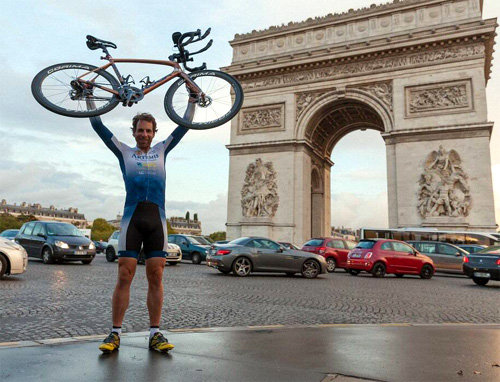 18일 영국 사이클 선수 마크 보몬트 씨가 약 79일에 걸친 자전거 세계일주를 마친 뒤 도착지인 프랑스 파리 개선문 앞에서 기쁨을 만끽하고 있다. 사진 출처 마크 보몬트 씨 트위터