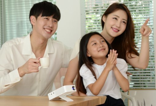 LG 미니빔 TV는 가정이나 야외에서 간편하게 사용할 수 있다(출처=IT동아)