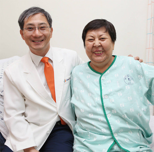 인공관절 수술을 받은 카자흐스탄인 주마타예바 굴나르 씨(오른쪽)가 22일 퇴원을 앞두고 무료로 수술을 해준 이수찬 힘찬병원 대표원장과 환하게 웃고 있다. 힘찬병원 제공