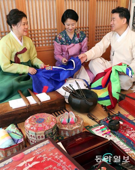 20일 서울 종로구 한옥문화공간 상촌재에서 한복디자이너 조경숙, 이혜미, 박정욱 씨(왼쪽부터)가 전통 도구를 이용해 직접 만든 한복을 수선하고 있다. 최혁중 기자 sajinman@donga.com