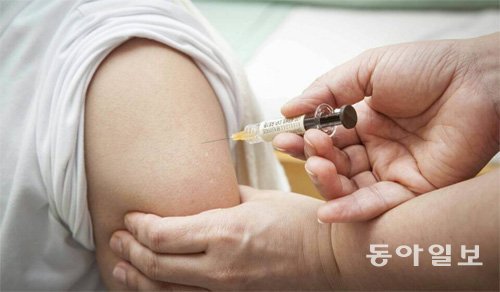 자궁경부암 백신을 맞고 있는 12세 여자아이. 우리나라에서는 2, 4가 백신을 쓰지만 일부 선진국에서는 최신 백신인 9가 백신을 접종한다. 동아일보DB