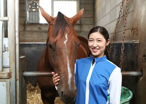 17일 한국마사회 렛츠런파크 서울 제7경주에서 우승하며 데뷔 3개월만에 4승째를 거둔 김효정 선수가 ‘푸르매’와 포즈를 취하고 있다. 사진제공｜한국마사회