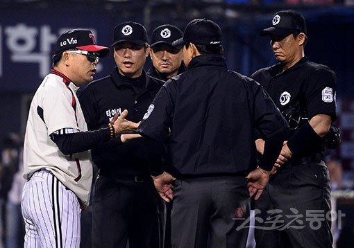 LG 양상문 감독(왼쪽)이 19일 잠실구장에서 열린 kt전 8회 수비 때 상대 이진영의 홈런이 비디오판독으로 인정 2루타로 판정된 뒤 1루 주자의 득점 인정과 관련해 강하게 어필하고 있다. 관중들과 TV 중계 시청자 모두 정확한 상황 파악이 쉽지 않아 답답할 수밖에 없었다. 반면 일본프로야구는 경기 중 심판들이 직접 마이크를 잡고 세세한 상황을 설명해 관중들의 궁금증을 풀어주고 있다. 스포츠동아DB