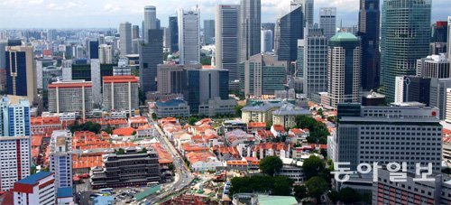 싱가포르 남부의 탄종파가르 지역에서는 옛 모습을 간직한 ‘숍하우스’를 많이 볼 수 있다. 빨간 지붕의 낮은 숍하우스와 초고층 빌딩이 어우러진 풍경은 싱가포르의 명물로 꼽힌다. 싱가포르=주애진 기자 jaj@donga.com