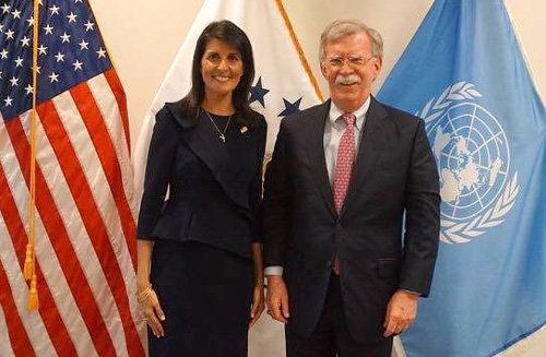 강성 발언을 하는 니키 헤일리 유엔 주재 미국대사는 ‘여자 존 볼턴’으로 불린다. 볼턴 전 유엔 주재 미국대사와 찍은 사진을 7월 25일 페이스북에 올렸다.
