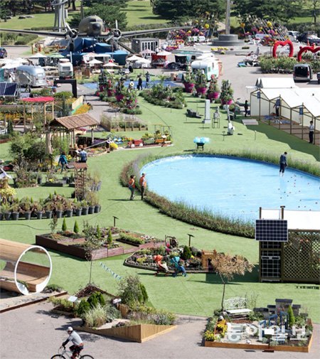 “여의도 정원박람회 주말나들이 오세요” 21일 서울 영등포구 여의도공원에서 제3회 서울정원박람회의 
막바지 준비 작업이 진행되고 있다. 22∼26일 열리는 이번 박람회는 여의도의 과거와 현재를 표현한 게 특징으로 작가, 시민 등이
 꾸민 다양한 형태의 정원이 마련됐다. 김재명 기자 base@donga.com