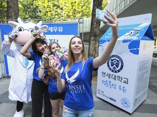 22일 서울 송파구 잠실야구장에서 ‘2017 정기 연고전’이 열린 가운데 연세대학교 연세우유가 제작한 ‘초대형 연세우유’에서 대학생들이 사진 촬영을 하고 있다. 연세우유제공
