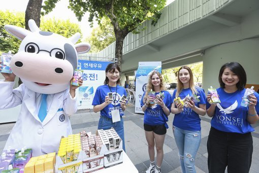 22일 서울 송파구 잠실야구장에서 ‘2017 정기 연고전’이 열린 가운데 연세대학교 연세우유에서  ‘스마트 에너지 충전소’ 컨셉의 샘플링 부스를 마련해 제품을 증정하고 있다. 연세우유제공