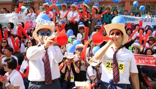 “넥타이만 착용하면 됩니다” 지역주민과 직장인들이 22일 서울 구로 마리오타워 광장에서 ‘제15회 G밸리 넥타이 마라톤 대회’ 참가자들을 응원하고 있다.