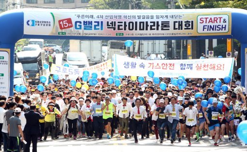 “넥타이만 착용하면 됩니다” 22일 제15회 G밸리 넥타이 마라톤 대회 참가자들이 서울 구로 마리오타워 광장을 출발하고 있다. 직장인과 주민이 넥타이를 매고 구로디지털단지 일대 5㎞ 코스를 달리는 구로구만의 이색 행사다. 공단에서 첨단 산업의 메카로 발전한 구로디지털단지를 알리기 위해 2003년부터 매년 개최하고 있다.