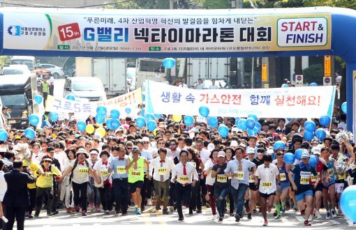 “넥타이만 착용하면 됩니다” 22일 제15회 G밸리 넥타이 마라톤 대회 참가자들이 서울 구로 마리오타워 광장을 출발하고 있다. 직장인과 주민이 넥타이를 매고 구로디지털단지 일대 5㎞ 코스를 달리는 구로구만의 이색 행사다. 공단에서 첨단 산업의 메카로 발전한 구로디지털단지를 알리기 위해 2003년부터 매년 개최하고 있다.