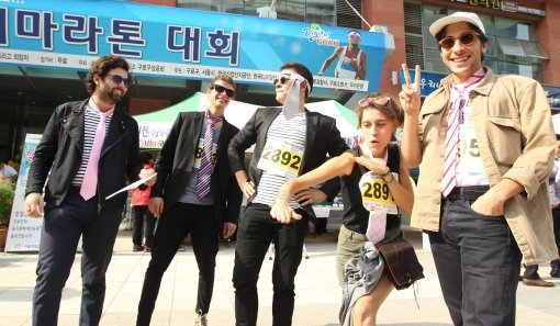 “넥타이만 착용하면 됩니다” 22일 제15회 G밸리 넥타이 마라톤 대회 외국인 참가자들이 서울 구로 마리오타워 광장에서 기념촬영을 하고 있다.