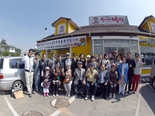김흥국-원로가수들과 가수협회 임원. 사진제공｜대한가수협회