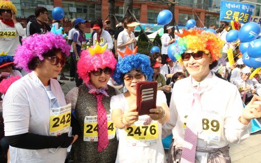“넥타이만 착용하면 됩니다” 22일 제15회 G밸리 넥타이 마라톤 대회 참가자들이 서울 구로 마리오타워 광장에서 기념촬영을 하고 있다.