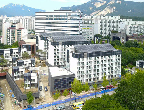 서울 노원구 하계동 에너지제로주택 단지 전경. 121채대 중 115채를 공공 임대주택으로 분양하는 7월의 첫 입주자 모집에서는 4 대 1의 경쟁률을 보였다. 나머지 6채는 연구용 등으로 사용한다. KCC건설 제공