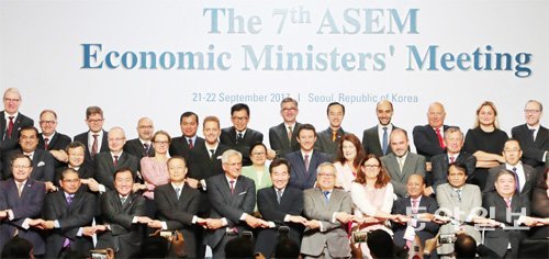 ASEM 경제장관회의, 12년만에 서울서 개최 이낙연 국무총리(앞줄 왼쪽에서 여섯 번째)와 백운규 
산업통상자원부 장관(앞줄 왼쪽에서 네 번째)이 22일 서울 강남구 코엑스에서 열린 제7차 아시아유럽정상회의(ASEM·아셈) 
경제장관회의에서 참석자들과 손을 맞잡으며 웃고 있다. 아셈 경제장관회의는 2005년 이후 열리지 않다가 한국의 제안으로 12년 
만에 개최됐다. 홍진환 기자 jean@donga.com