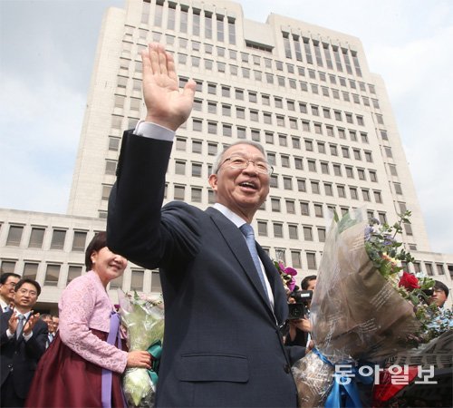 22일 서울 서초구 대법원에서 양승태 대법원장이 퇴임식을 마친 뒤 차량에 오르기 전 법원 직원들을 향해 손을 흔들고 있다. 양 대법원장의 공식 임기는 24일 밤 12시까지다. 양회성 기자 yohan@donga.com