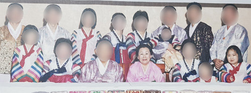 2002년 1월 서울 강남구의 한 호텔에서 열린 가수 고 김광석 씨의 장모 주모 씨(앞줄 왼쪽에서 네 번째)의 고희연. 김 씨의 부인 서모 씨(주 씨 바로 뒤)와 딸 서연 양(앞줄 오른쪽) 등이 한복을 입고 있다.