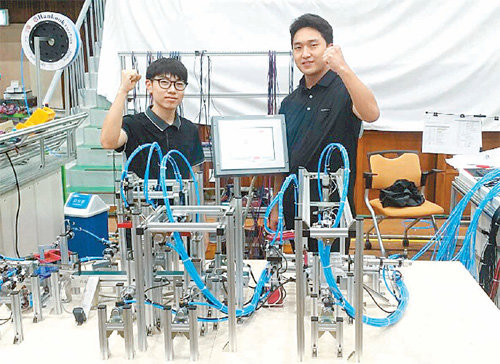 전국기능경기대회서 메카트로닉스 직종 대통령상을 수상한 김영찬, 김주승 군(왼쪽부터).
