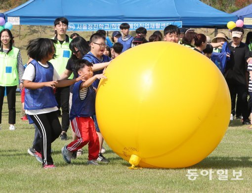 22일 오전 인천 계양경기장 아시아드 양궁 경기장에서 사단법인 희망을 주는 사람들, 사단법인 희망장애인지원센터에서 공동 주최로 ‘제12회 희망운동회’ 장애인 가족 문화,체육 한마당이 열렸다. 공굴리기, 과자 따먹기, 런닝 박스, 신발 양궁, 대박 터트리기등을 하며 일반인들과 장애인들이 같이 협업하여 운동하는 즐거운 시간을 가졌다.