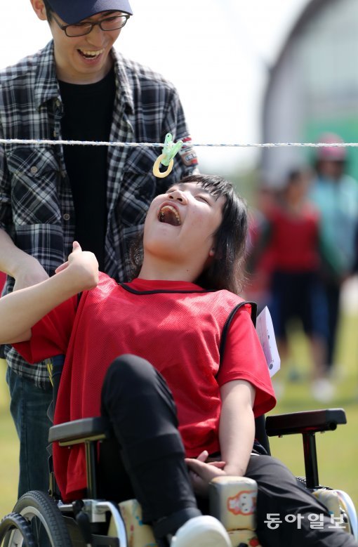 22일 오전 인천 계양경기장 아시아드 양궁 경기장에서 사단법인 희망을 주는 사람들, 사단법인 희망장애인지원센터에서 공동 주최로 ‘제12회 희망운동회’ 장애인 가족 문화,체육 한마당이 열렸다. 공굴리기, 과자 따먹기, 런닝 박스, 신발 양궁, 대박 터트리기등을 하며 일반인들과 장애인들이 같이 협업하여 운동하는 즐거운 시간을 가졌다.