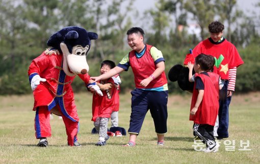 22일 오전 인천 계양경기장 아시아드 양궁 경기장에서 사단법인 희망을 주는 사람들, 사단법인 희망장애인지원센터에서 공동 주최로 ‘제12회 희망운동회’ 장애인 가족 문화,체육 한마당이 열렸다. 공굴리기, 과자 따먹기, 런닝 박스, 신발 양궁, 대박 터트리기등을 하며 일반인들과 장애인들이 같이 협업하여 운동하는 즐거운 시간을 가졌다.