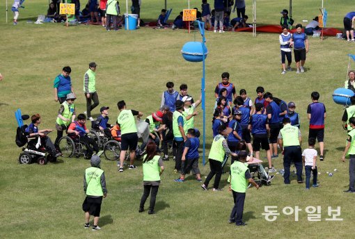 22일 오전 인천 계양경기장 아시아드 양궁 경기장에서 사단법인 희망을 주는 사람들, 사단법인 희망장애인지원센터에서 공동 주최로 ‘제12회 희망운동회’ 장애인 가족 문화,체육 한마당이 열렸다. 공굴리기, 과자 따먹기, 런닝 박스, 신발 양궁, 대박 터트리기등을 하며 일반인들과 장애인들이 같이 협업하여 운동하는 즐거운 시간을 가졌다.