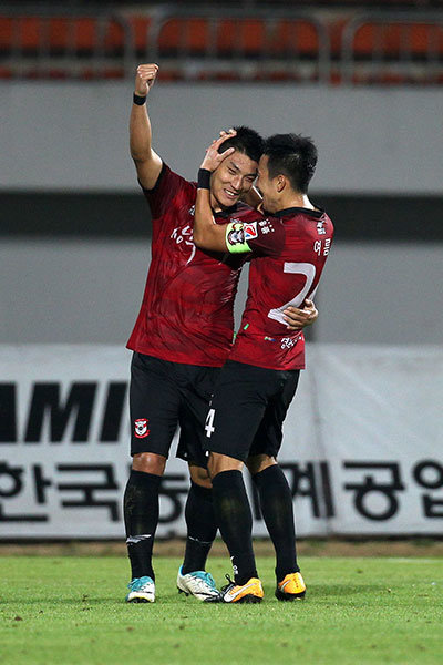 상주 상무 주민규(왼쪽)가 9월 23일 상주시민운동장에서 열린 K리그 클래식(1부리그) 31라운드 제주 유나이티드와의 경기에서 골을 넣은 뒤 환호하고 있다. 6경기 연속 골을 넣어 올해 K리그 클래식(1부리그) 최다 연속골 기록을 세웠다. K리그 통산 최다 연속골 기록(8경기)을 향한 도전도 이어갔다. 사진제공 ｜ 한국프로축구연맹