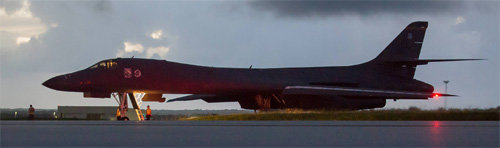 “21세기 들어 최북단 비행” ‘죽음의 백조’로 불리는 미군 전략폭격기 B-1B가 23일 괌 앤더슨 기지에서 북한 동해상으로 출격하기에 앞서 대기하고 있다. 미 태평양사령부 제공