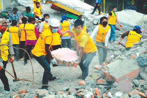 지진 피해로 무너진 건물 잔해를 치우며 복구 작업을 펼치는 하나님의 교회 네팔 현지 신도들.