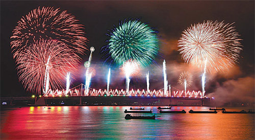 지난해 광안리해수욕장 앞바다에서 화려하게 펼쳐진 부산불꽃축제.부산시 제공
