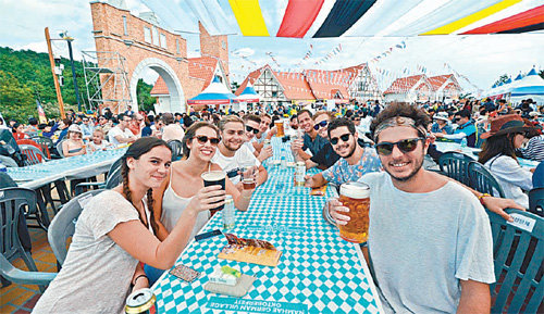 ‘한국 속의 작은 독일’로 알려진 경남 남해 독일마을에서 매년 열리는 독일마을 맥주 축제에 참가한 관광객들이 브라보를 외치고 있다.경남도 제공
