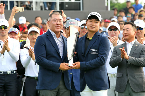 ‘제네시스챔피언십’에서 정의선 부회장(왼쪽)과 우승자 김승혁.