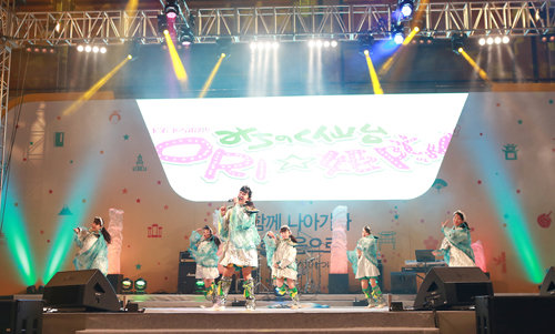 오리히메의 본 공연 모습. 오리히메는 2011년 3월 11일에 발생한 동일본대지진의 복구를 지원하기 위해 결성됐다. 그래서인지 
이날 본 공연에서도 복구와 관련된 노래 두 곡을 불렀고, 2020년 도쿄 올림픽을 홍보하는 노래도 소개했다. 아리랑을 유창하게 
불러 한국관객의 열렬한 박수도 받았다. 주한일본대사관 제공
