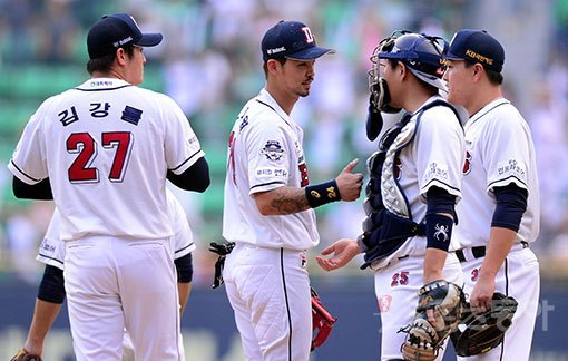 24일 서울 잠실야구장에서 ‘2017 타이어뱅크 KBO리그‘ 두산 베어스와 kt 위즈의 경기가 열렸다. 두산이 kt에 6-4로 승리하며 KIA와 공동 1위를 기록한 뒤 선수들이 그라운드에서 기쁨을 나누고 있다. 잠실 | 김민성 기자 marineboy@donga.com