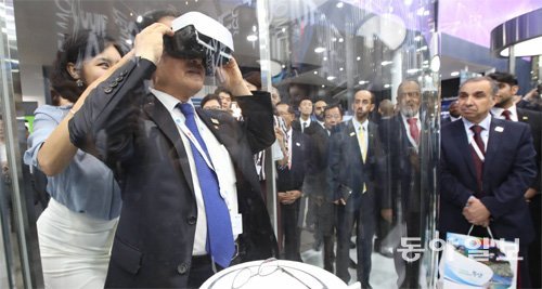 유영민 장관 ‘360도 영상통화 체험’ 유영민 과학기술정보통신부 장관이 25일 부산 벡스코의 ‘ITU 
텔레콤월드 2017’ SK텔레콤 전시관에서 360도 영상통화 체험을 하고 있다. 360도 영상통화는 360도 카메라를 스마트폰에 
장착해 마치 마주 앉아서 이야기하는 듯한 느낌을 준다. 부산=박경모 기자 momo@donga.com