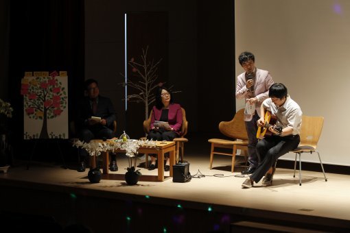 25일 경북 김천시 교통안전공단 본사 대강당에서 전 임직원을 대상으로 열린 ‘윤리·청렴 락(樂) 콘서트, 공감’에서 초청 강사가 공단 직원의 하루를 랩으로 만든 노래를 선보이고 있다. 교통안전공단 제공