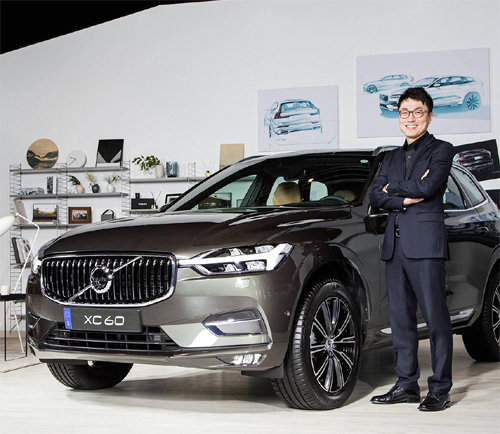 볼보자동차그룹 최초의 한국인 디자이너 이정현 씨가 26일 국내 출시된 ‘더 뉴 XC60’ 앞에 섰다. 이 씨는 8년 만에 완전변경된 더 뉴 XC60의 메인 디자이너를 맡았다. 볼보자동차 제공