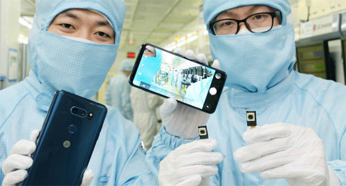 광주에 위치한 LG이노텍 카메라 모듈 생산공장에서 연구원들이 LG전자의 스마트폰 ‘V30’과 그 안에 장착된 카메라 모듈을 소개하고 있다. LG전자 제공