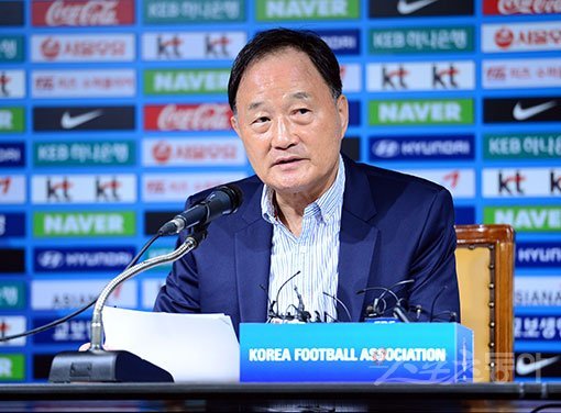 26일 서울 신문로 축구회관에서 제7차 기술위원회를 주재한 대한축구협회 김호곤 기술위원장이 공식 브리핑을 하고 있다. 김종원 기자 won@donga.com