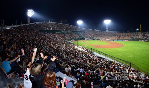 26일 부산 사직야구장에서 '2017 타이어뱅크 KBO리그' 롯데 자이언츠와 한화 이글스의 경기가 열렸다. 롯데 야구팬들이 열정적인 응원을 펼치고 있다. 이날 전까지 홈 관중 996,267명을 기록 중이던 롯데는 이날 시즌 100만 관중을 달성했다. 사직 | 김민성 기자 marineboy@donga.com
