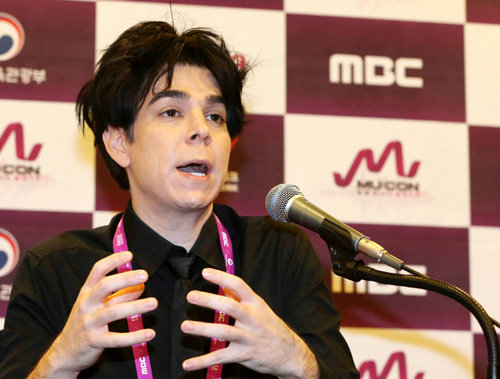 26일 서울 마포구 MBC 사옥에서 열린 간담회에 참석한 미국 유명 프로듀서 페르난도 가리바이가 케이팝과의 협업에 관해 얘기하고 있다. 한국콘텐츠진흥원 제공