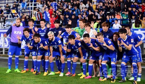 27일 울산 문수월드컵경기장에서 열린 ‘2017 KEB 하나은행 FA CUP’ 울산 현대와 목포시청의 준결승 경기에서 울산이 김인성의 결승골로 목포시청이 1-0 승리를 거둔 뒤 선수들이 호랑이 포즈를 취하고 있다. 울산 | 김민성 기자 marineboy@donga.com