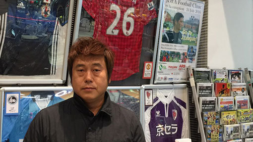 프로 지도자에서 축구사업가로 변신한 (주)에이스웨이(Aceway) 남기무 대표가 일본 오사카에 위치한 ‘에이스웨이 재팬‘ 사무실에서 포즈를 취하고 있다. 과거 ‘남창훈‘이라는 이름으로 살았던 남 대표는 후배 선수들에게 그라운드 안팎에서의 다양한 진로를 열어주려 한다. 사진제공 | 에이스웨이