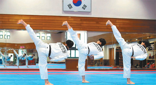 계명대 태권도시범단 학생들이 27일 교내 태권도센터에서 발차기 연습을 하고 있다. 학교 측은 당분간 개인훈련만 허용했다. 계명대 제공