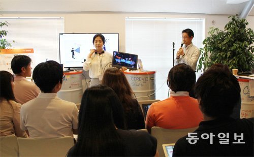 26일 일본 도쿄에서 열린 한국 스타트업 행사에서 링크플로우의 김용국 대표(오른쪽 마이크 잡은 사람)가 360도 촬영이 가능한 웨어러블 카메라를 일본 기업인과 투자자에게 소개하고 있다. 도쿄=장원재  특파원 peacechaos@donga.com