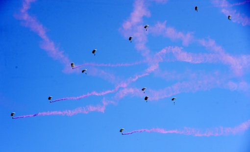 건군 제69주년 국군의 날 기념식이 28일 오전 해군 제2함대사령부에서 열린 가운데 특전사 150명의 집단강하를 하고 있다. 2017.9.28 [사진공동취재단]