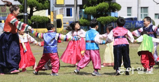 추석한가위를 앞둔 28일 광주 북구의 한 어린이집에서 전통민속놀이체험에 나선 어린이들이 강강술래를 하며 즐거워 하고 있다.